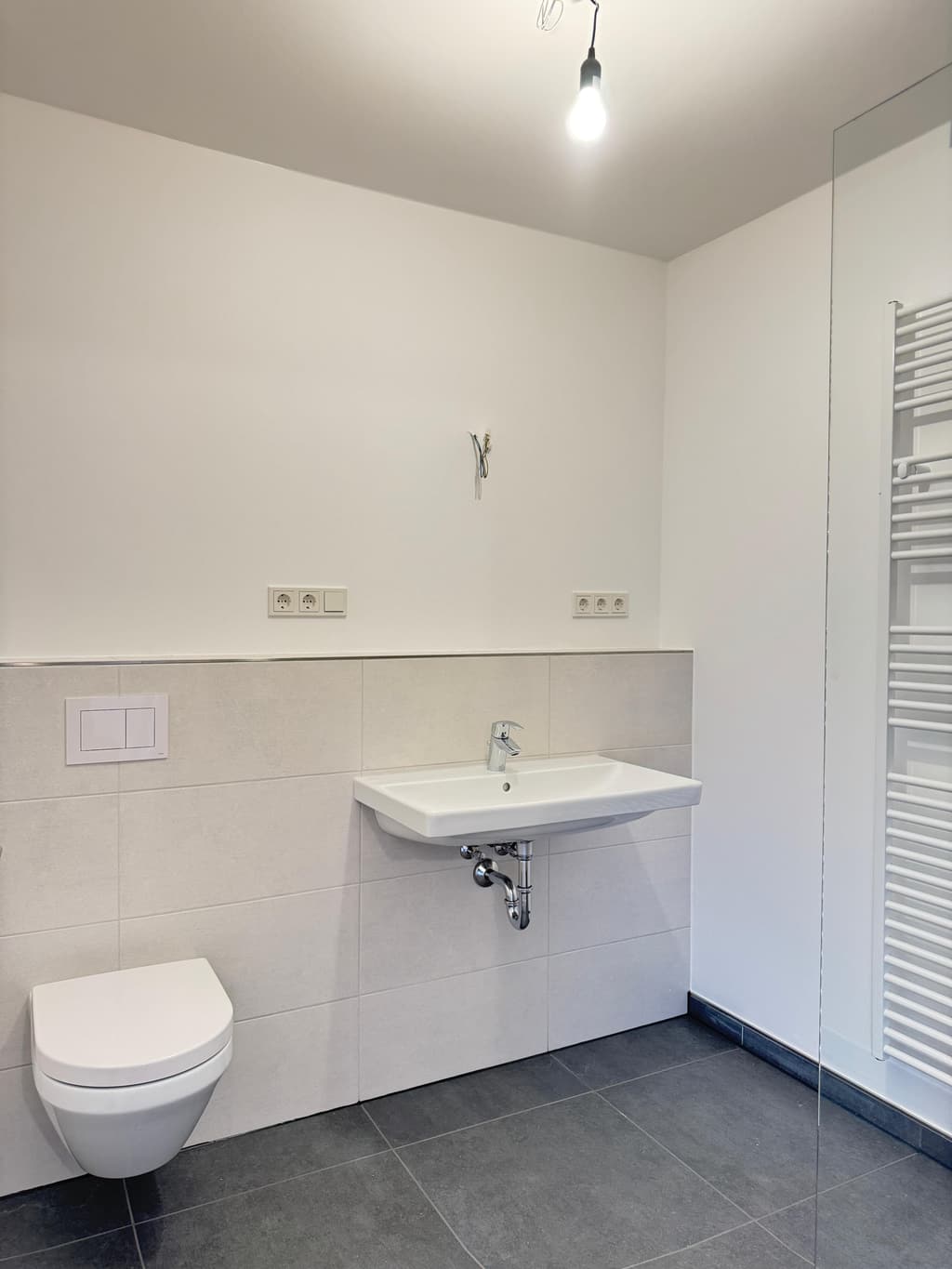 Gefliestes Badezimmer mit Waschtisch und WC – Arbeit von Jörg Potthoff
